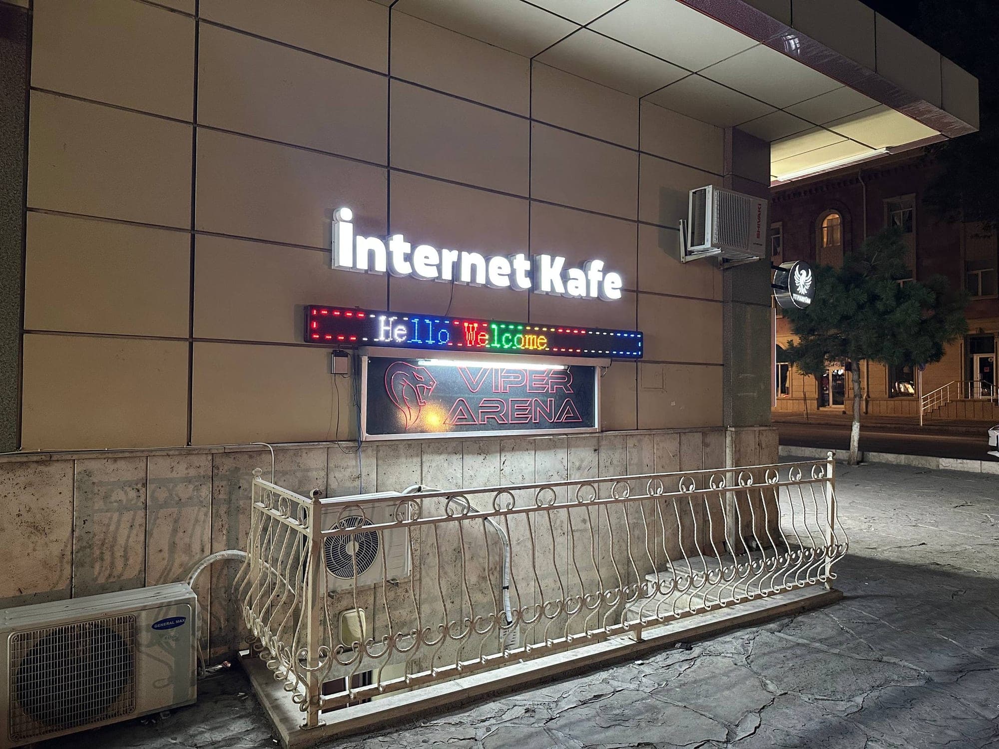 Viper Arena binasının gecə görünüşü — neon lövhə və giriş