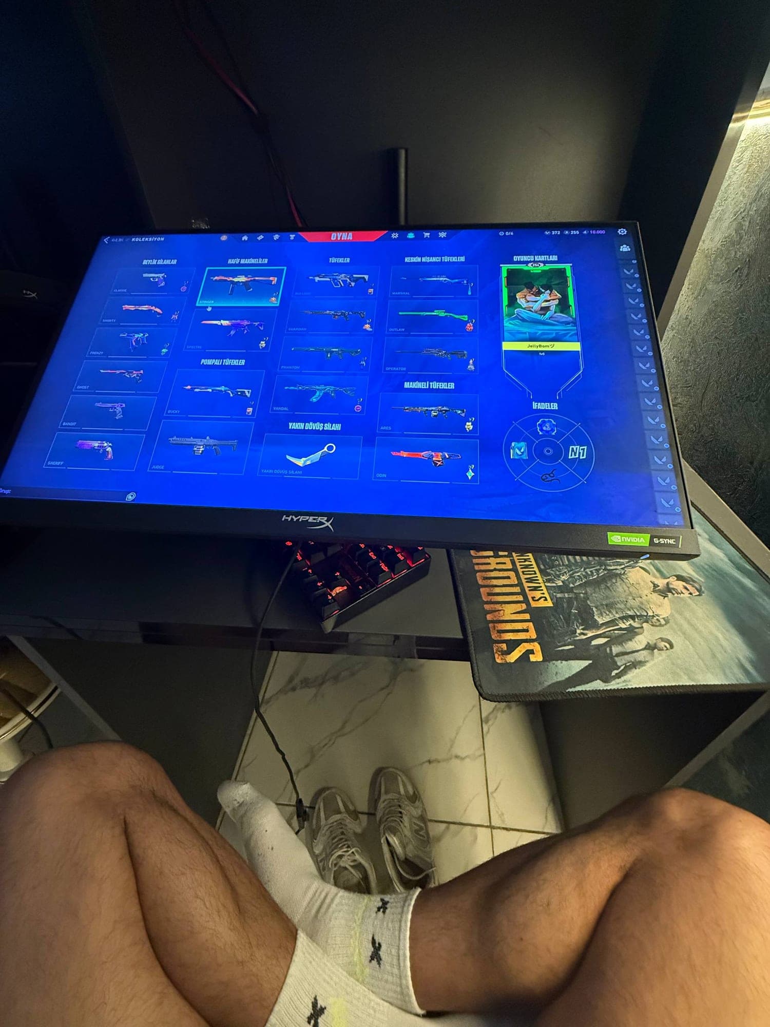 Oyunçu stansiyası — HyperX monitor və mexaniki klaviatura